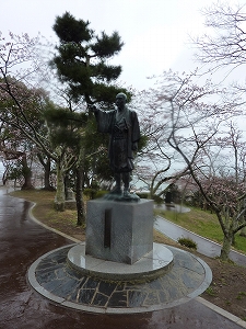 日和山に立ち、北上川を見つめる川村孫兵衛像