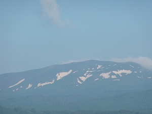 6月中旬、奥州・岩手の山々には、まだ残雪が見られた。