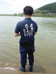 大学時代の先輩・Kさんも久々に北上川での釣りを楽しんでいた。