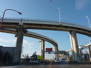 室蘭港をつなぐシンボル・白鳥大橋。典型的なベイエリアの海です。