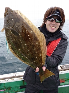 ジグで釣れたヒラメ。活きイワシの泳がせ釣りだとフッキングタイミングが難しいヒラメもジギングなら一撃で掛かる。