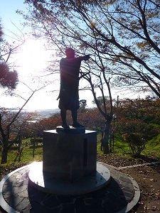 北上川の未来を切り開いた男、川村孫兵衛の像（石巻市日和山）