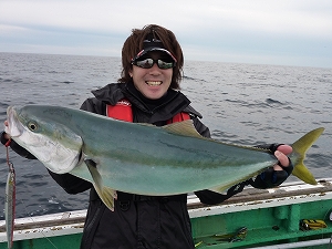 型狙いでは200gのジグで。70cmを超える魚も珍しくありません。