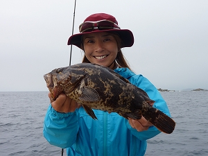 ベッコウゾイを手に、やっぱり根魚釣りは楽しいねぇ～と児島玲子さん