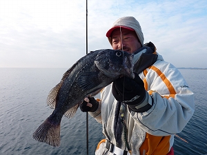 狙い的中。北海道釣法を参考にして釣り上げた内海船長のクロソイ。