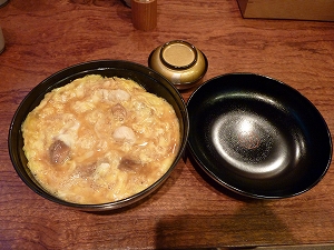 ”親子丼”発祥の店で頂く、元祖・親子丼。口当たりが柔らかく、美味。