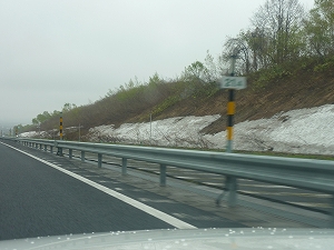 新千歳空港から留萌市に向けて車を走らせます。5月中旬でも道路脇にはまだ残雪が。