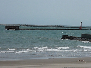かつてL字型の防波堤は津波で中間部分が決壊し、沖堤のようになってしまった。