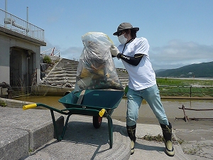 熱中症対策には気を配りつつ、体力の持つ限り作業に勤しむ。