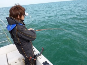 魚が掛かったら一定のロッド角度を保ちつつ、ラインのテンションも一定にしたまま巻き上げてきます。