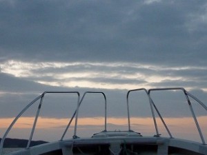 分厚い雲の中から朝の光が。今日も海の一日が始まります。