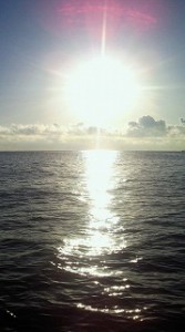 三陸・牡鹿半島の海に昇る朝日。どうか穏やかな一年でありますように。