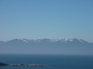 ６月中旬でも残雪が見られる積丹半島の山々。