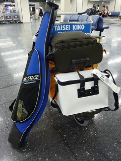 空港で荷物を担いでいるので目立ちます…。