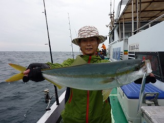 ジギング初挑戦の三浦君が釣ったワラサ。