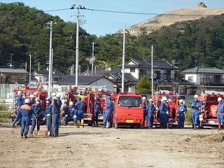 一致団結し合う消防団員の皆さん。