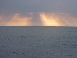 帰り際、海にかかる太陽と雲のカーテンが幻想的でした